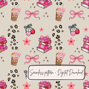 Op de afbeelding: Naadloos patroon met roze strikken, stapels boeken met roze linten, ijskoffie, kersen, luipaardvlekken en sterren op een beige achtergrond. De tekst "Seamless pattern - Digital Download" is inbegrepen.