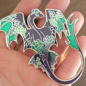 Pin de esmalte de fantasía con dragón, naturaleza, jardín suculento y vida elemental