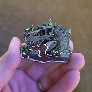 Jurassic ""When Dinosaurs Walked The Earth"" T-Rex Schädel Emaille Pin."