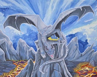 Könnte beinhalten: Ein grauer Drache mit blauen Augen sitzt auf einer felsigen Klippe über einem Lavastrom. Der Drache bewacht ein Nest mit blauen Eiern.