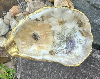 Plato para joyas con forma de concha de ostra y flores secas