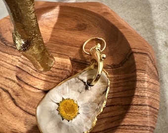Llavero de ostra con flores secas
