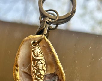 Llavero de ostra con dije de pez