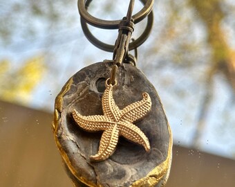 Llavero de ostra con dije de estrella de mar