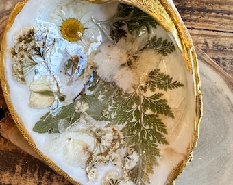 Plato de concha con flores secas