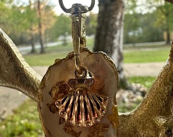 Llavero de ostra con dije de concha marina
