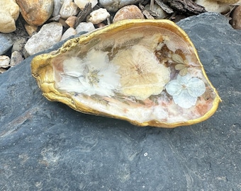 Plato para joyas con forma de concha de ostra y flores secas