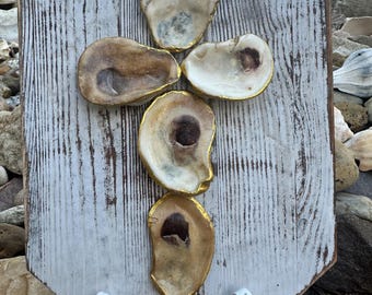 Cruz de ostras sobre madera con soporte