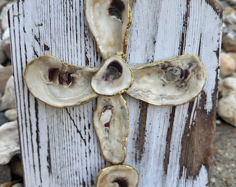 Cruz de ostras sobre madera con soporte