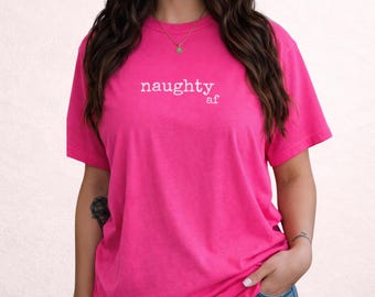 Koszulka Naughty AF – zabawna, zalotna, humorystyczna, z charakterem