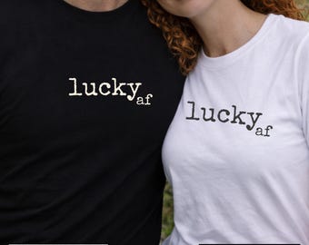 Koszulka Lucky AF z okazji Dnia Świętego Patryka – kremowa z napisem w kolorze grafitowym – koszulka unisex – CC 1717