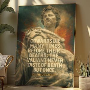 Puede incluir: Un cuadro enmarcado con un busto clásico y la cita: "Los cobardes mueren muchas veces antes de su muerte; los valientes nunca prueban la muerte sino una vez." La obra de arte tiene un estilo vintage y pictórico.