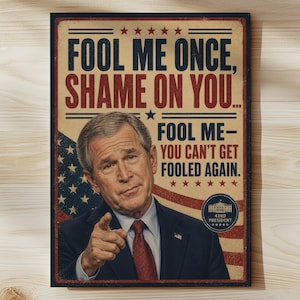 Puede incluir: Un letrero rectangular con un diseño vintage que presenta un retrato de un hombre con traje señalando. El letrero tiene el texto "FOOL ME ONCE, SHAME ON YOU... FOOL ME - YOU CAN'T GET FOOLED AGAIN". Una bandera estadounidense está en el fondo.