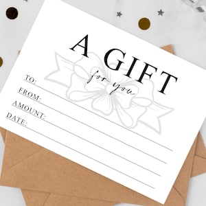 K&ouml;nnte beinhalten: Ein wei&szlig;er Geschenkgutschein mit den Worten "A GIFT for you" in schwarzer Schrift und einer Schleifenillustration. Der Gutschein hat Zeilen f&uuml;r "TO:" "FROM:" "AMOUNT:" und "DATE:" und liegt auf einem braunen Umschlag. Dekorative Sterne und Konfetti sind verstreut.