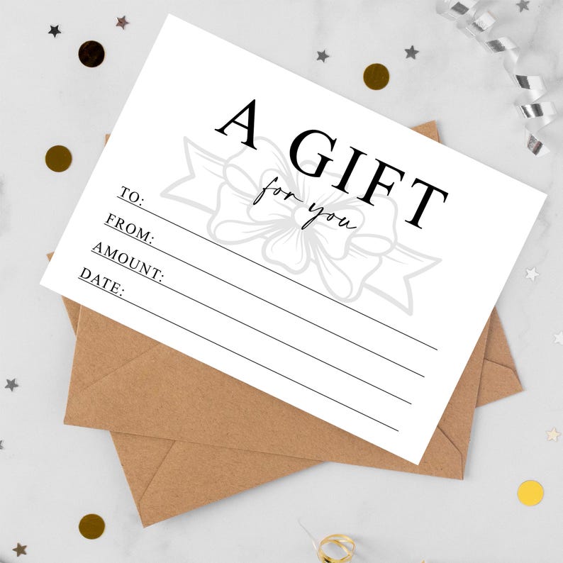 K&ouml;nnte beinhalten: Ein wei&szlig;er Geschenkgutschein mit den Worten "A GIFT for you" in schwarzer Schrift und einer Schleifenillustration. Der Gutschein hat Zeilen f&uuml;r "TO:" "FROM:" "AMOUNT:" und "DATE:" und liegt auf einem braunen Umschlag. Dekorative Sterne und Konfetti sind verstreut.
