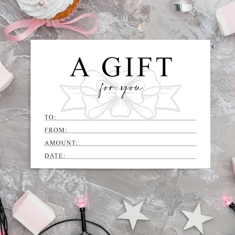 K&ouml;nnte beinhalten: Ein wei&szlig;er Geschenkgutschein mit den Worten "A GIFT for you" in schwarzer Schrift. Der Gutschein hat Zeilen f&uuml;r "TO:", "FROM:", "AMOUNT:" und "DATE:". Der Hintergrund ist eine hellgraue, gesprenkelte Oberfl&auml;che.