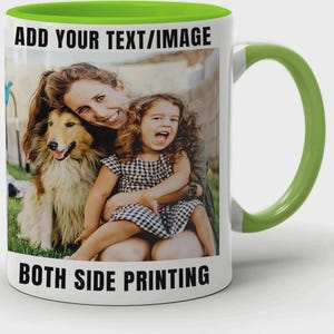 Puede incluir: Taza de cerámica blanca con asa y borde interior verdes. La taza presenta una foto de una mujer, un niño y un perro. El texto en la taza dice "ADD YOUR TEXT/IMAGE" y "BOTH SIDE PRINTING".