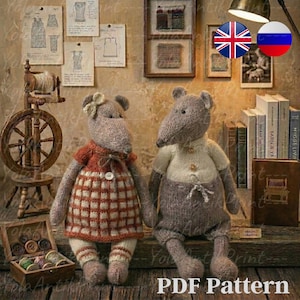 Könnte beinhalten: Zwei handgestrickte Mauspuppen, eine in einem rot-weiß karierten Kleid und die andere in einem beige-grauen Outfit. Die Puppen sitzen auf einer Holzoberfläche mit einem Spinnrad und Nähutensilien im Hintergrund. Der Text "PDF Pattern" ist enthalten.