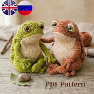 Puede incluir: Dos figuras de rana tejidas, una verde y otra marrón, ambas con vientres beige y ojos grandes y expresivos. Las ranas posan juntas, sugiriendo amistad. La imagen incluye el texto "PDF Pattern".
