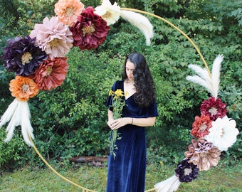 Juego de flores de papel de seda en colores otoñales, fondo para arco de boda