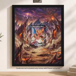 Può includere: Una cornice rettangolare nera contenente una stampa di un paesaggio vulcanico con una carta collezionabile Charizard EX al centro. L'opera mostra montagne frastagliate, lava fluente e un cielo tempestoso con fulmini. Il testo recita Cards are not included.