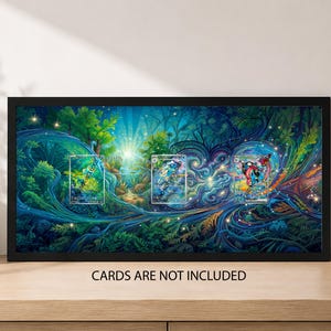 Könnte beinhalten: Gerahmter Kunstdruck mit einer lebendigen Fantasie-Waldszene in Blau- und Grüntönen. Drei transparente Karten sind in dem Kunstwerk abgebildet. Der Text "CARDS ARE NOT INCLUDED" befindet sich unten.