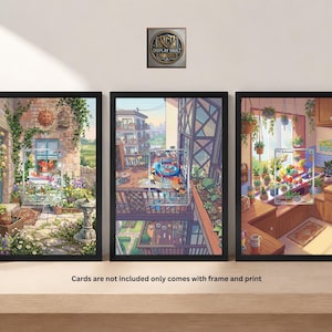 Op de afbeelding: Drie ingelijste kunstdrukken met zwarte frames. De prints tonen kleurrijke, gedetailleerde illustraties van buiten- en binnenscènes met planten en architecturale elementen. De tekst "Cards are not included only comes with frame and print" is zichtbaar.