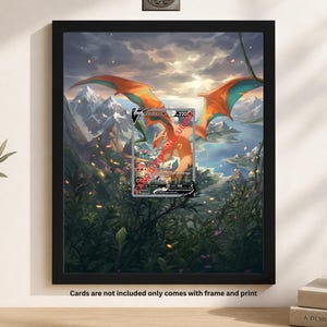 Könnte beinhalten: Ein schwarzer rechteckiger Rahmen mit einem Druck eines Drachen über einer Berglandschaft. Eine Charizard V-Sammelkarte ist mittig auf dem Druck platziert, mit rotem Text INCLUDED. Ein kleines Logo oben zeigt DISPLAY VAULT.