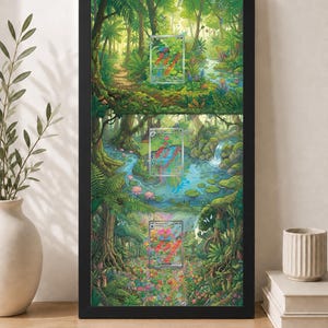 Peut inclure: Une impression encadrée en noir représentant une scène de jungle vibrante avec trois présentoirs de cartes transparents. L'œuvre d'art présente une végétation luxuriante, une rivière et une cascade. Le texte en bas indique "Cards are not included only comes with frame and print."