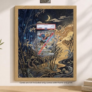 Könnte beinhalten: Ein gerahmter Druck mit einer stilisierten japanischen Landschaft mit Bambus, einem Halbmond und einem Fluss. Eine Sammelkarte ist im Rahmen sichtbar. Der Text auf dem Rahmen lautet: "Cards are not included only comes with frame and print."
