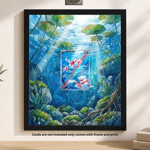 Op de afbeelding: Een zwarte rechthoekige lijst met een print van een onderwaterscène met waterlelies, rotsen en waterplanten. Een ruilkaart is in het midden geplaatst met de rode tekst CARD IS NOT INCLUDED. De tekst Cards are not included only comes with frame and print staat onderaan.