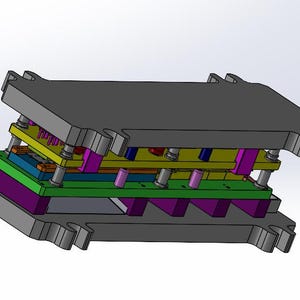 Op de afbeelding: Een meerlagige mechanische constructie met een complex ontwerp. De structuur heeft verschillende rechthoekige platen in grijstinten, paars, groen, geel en blauw, bijeengehouden door cilindrische steunen. Het ontwerp lijkt een 3D-model te zijn.