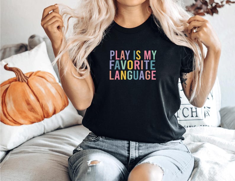 Shirt Play Is My Favorite Language, kleurrijk T-shirt voor leraren afbeelding 3