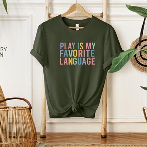 Shirt Play Is My Favorite Language, kleurrijk T-shirt voor leraren afbeelding 2