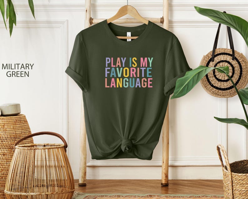 Shirt Play Is My Favorite Language, kleurrijk T-shirt voor leraren afbeelding 2
