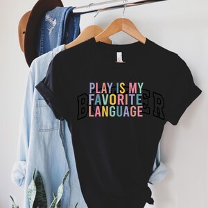Shirt Play Is My Favorite Language, kleurrijk T-shirt voor leraren afbeelding 7