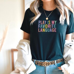 Shirt Play Is My Favorite Language, kleurrijk T-shirt voor leraren afbeelding 5