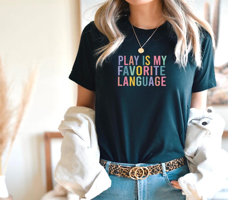 Shirt Play Is My Favorite Language, kleurrijk T-shirt voor leraren afbeelding 5