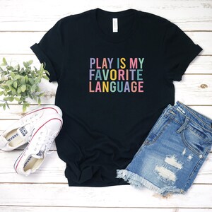 Shirt Play Is My Favorite Language, kleurrijk T-shirt voor leraren afbeelding 6