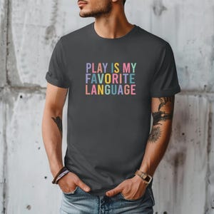 Shirt Play Is My Favorite Language, kleurrijk T-shirt voor leraren afbeelding 4
