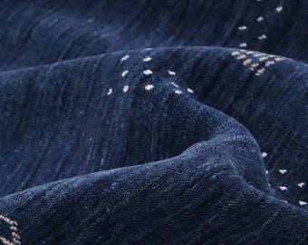 Tappeto Gabbeh in lana blu navy, tessuto a mano, con motivi a rombi color avorio e pannello centrale con medaglione geometrico, tappeto con bordo tribale incorniciato