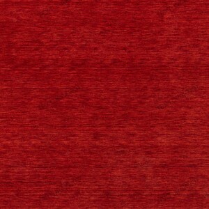Pu&ograve; includere: Primo piano di un tessuto rosso unito con un motivo a grana orizzontale strutturato. Il colore &egrave; una tonalit&agrave; di rosso intenso e ricco, con sottili variazioni di tono sulla superficie. Il tessuto sembra essere tessuto.