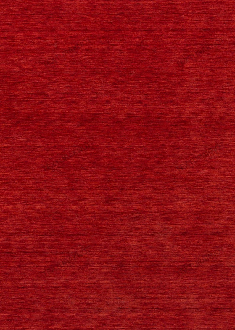 Pu&ograve; includere: Primo piano di un tessuto rosso unito con un motivo a grana orizzontale strutturato. Il colore &egrave; una tonalit&agrave; di rosso intenso e ricco, con sottili variazioni di tono sulla superficie. Il tessuto sembra essere tessuto.