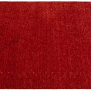 Pu&ograve; includere: Un tappeto rettangolare rosso con una superficie strutturata. Il tappeto ha un campo rosso pieno con un motivo a bordo punteggiato. Il tappeto &egrave; realizzato in un materiale tessuto ed &egrave; adatto per l'arredamento della casa.