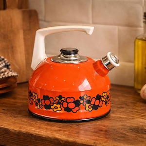 Vintage oranje waterkoker met bloemenmotief uit de jaren 70, emaille theepot, retro keukendecoratie – Vintage oranje waterkoker met bloemenversiering uit de jaren 70
