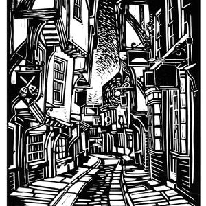 Puede incluir: Un grabado en linóleo en blanco y negro que representa una calle estrecha adoquinada bordeada de edificios. Los edificios tienen detalles arquitectónicos, incluyendo ventanas, letreros y estructuras salientes. La obra de arte tiene un fuerte contraste y una estética vintage.