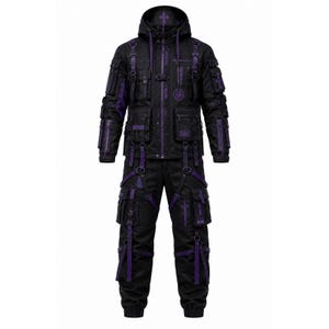 Puede incluir: Conjunto de chaqueta y pantalón negros con detalles morados. La chaqueta tiene capucha, múltiples bolsillos y correas. El pantalón también tiene bolsillos y correas. El conjunto tiene una estética gótica o cyberpunk.