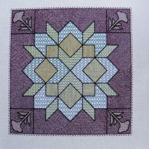 Peut inclure: Un motif de point de croix violet, vert et bleu avec un motif floral dans chaque coin.