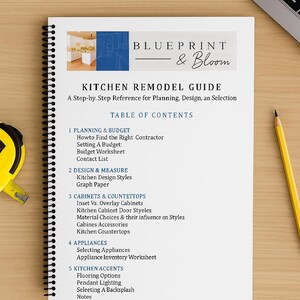 Op de afbeelding: Een spiraalgebonden keukenrenovatiegids "Blueprint & Bloom" met een gedetailleerde inhoudsopgave. De gids bevat secties over planning, ontwerp, apparatuur en keukenaccenten. Een gele potlood en een meetlint zijn zichtbaar.