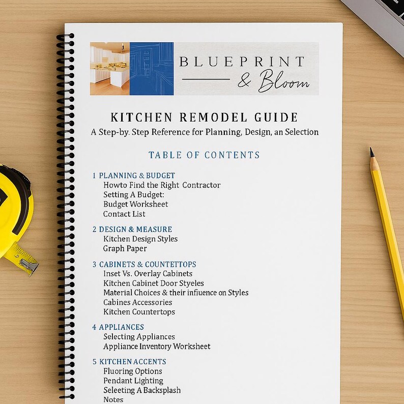 Op de afbeelding: Een spiraalgebonden keukenrenovatiegids "Blueprint & Bloom" met een gedetailleerde inhoudsopgave. De gids bevat secties over planning, ontwerp, apparatuur en keukenaccenten. Een gele potlood en een meetlint zijn zichtbaar.